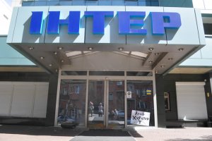 Активисты штурмуют офисы «Интера» и ICTV с требованием отключить российские сериалы