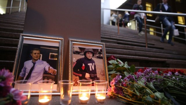 К зданию ВГТРК несут цветы и свечи в память о погибших на Украине журналистах К зданию ВГТРК несут цветы и свечи в память о погибших на Украине журналистах