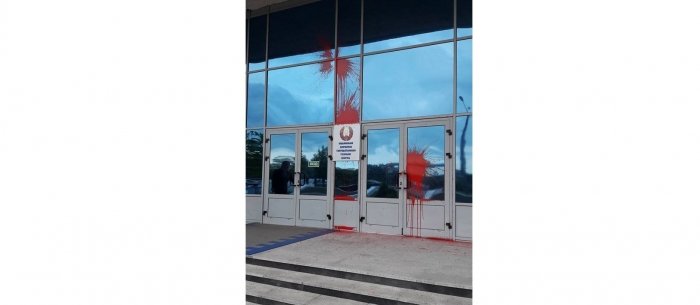 Здание "Белтелерадиокомпании" забросали краской (обновлено) Здание "Белтелерадиокомпании" забросали краской (обновлено)