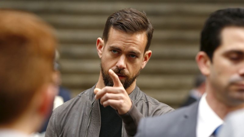 СМИ: главу Twitter не пригласили на встречу с Трампом из-за отказа делать эмодзи против Клинтон