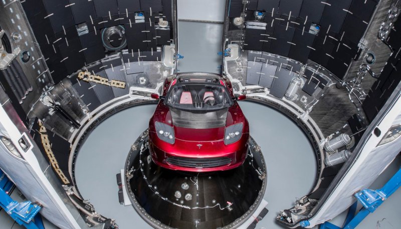 SpaceX запускает к Марсу (ну, почти) ракету Falcon Heavy, внутри нее — автомобиль Tesla